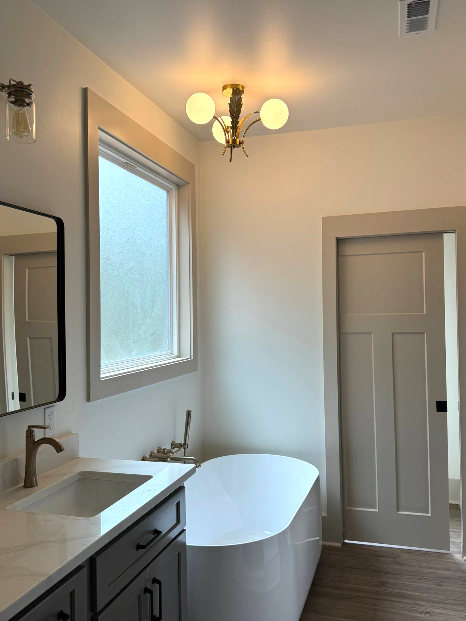 Mod Plan 041-216 primary bath with freestanding soaking tub